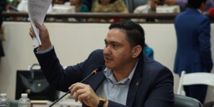 ¡Pese al rechazo del oficialismo! Ronald Panchamé asume como jefe de bancada del Partido Libre