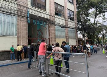 ¡Protesta! Personal despedido de la AMDC exige tres meses de salarios pendientes
