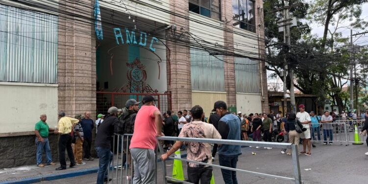 ¡Protesta! Personal despedido de la AMDC exige tres meses de salarios pendientes