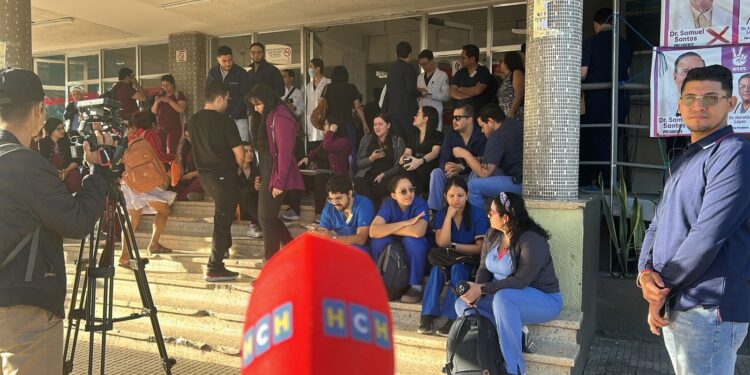 ¡Tras pago! Médicos residentes retoman labores, pero advierten acciones por el reajuste