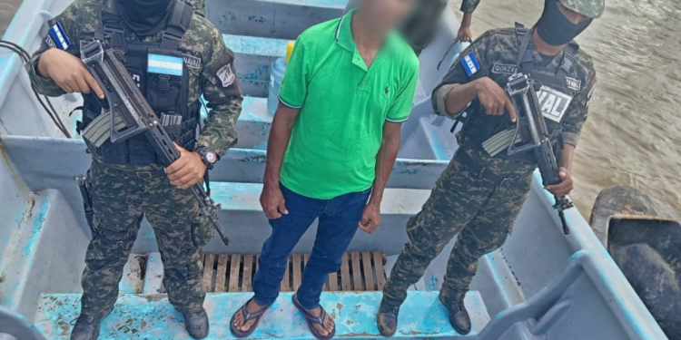Capturan a hombre con 19 kilos de supuesta cocaína en la laguna de Caratasca, Gracias a Dios