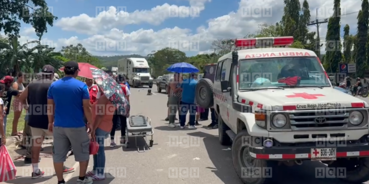 ¡Triste! Una persona de la tercera edad y un niño mueren tras colisión entre una moto y un taxi en Potrerillos, Cortés