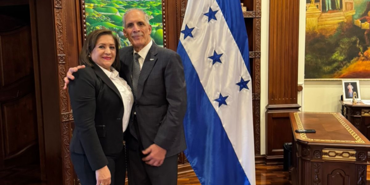 Mandatario Nasry Asfura nombra a la exdiputada Gladis Aurora López como Delegada Presidencial