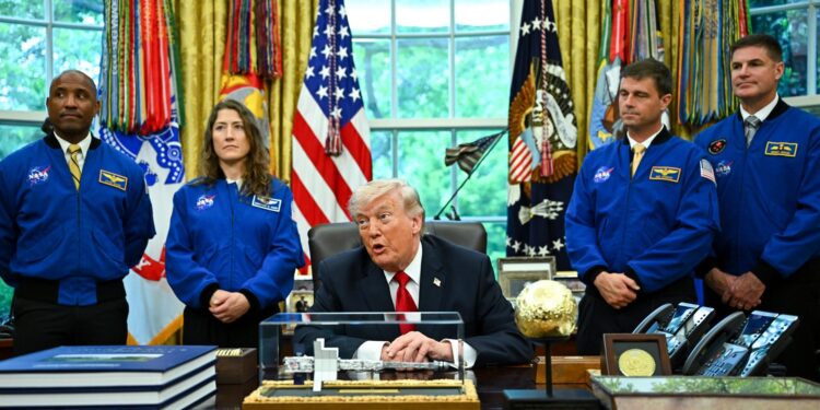 Trump recibe en la Casa Blanca a los astronautas de la misión Artemis II