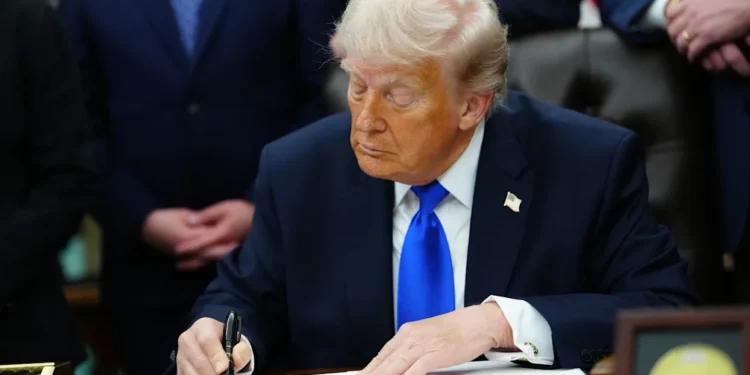 Trump firma un acuerdo bipartidista y pone fin al cierre parcial de Seguridad Nacional