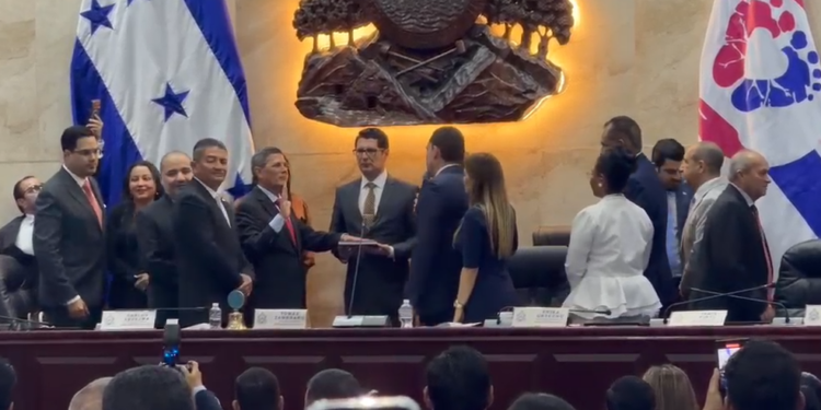 Tras renuncia de Rebeca Ráquel Obando, Tomás Zambrano juramenta a Wagner Vallecillo como presidente de la CSJ
