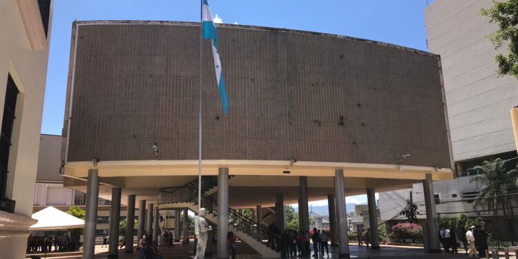A tres días de haberse abierto la convocatoria, solo ocho aspirantes se postulan para el cargo del CNE y el TJE