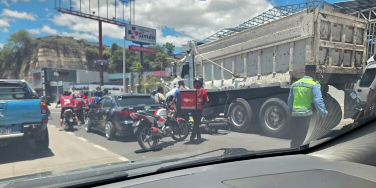Delivery pierde la vida arrollado por pesada volqueta en el Anillo Periférico de TGU