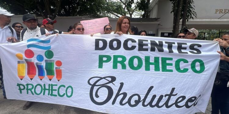 Docentes Proheco protestan frente a Presidencial exigiendo nivelación de salarios