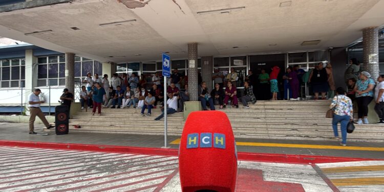 Empleados del Hospital Escuela protestan exigiendo tres meses de salario