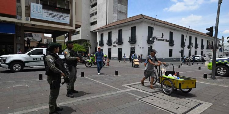 Atentado con bomba deja 7 muertos en Colombia; ataque ocurre en medio de ola de violencia