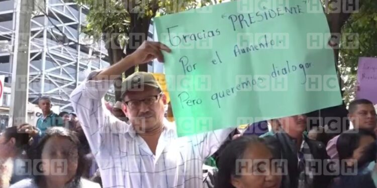 Maestros Proheco protestan frente a Presidencial y exigen revisión a tabla de nivelación salarial