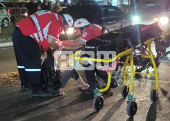Borracha se cruza bulevar y por poco compromete a motociclista que la “levantó” | Móvil Emergencia TGU