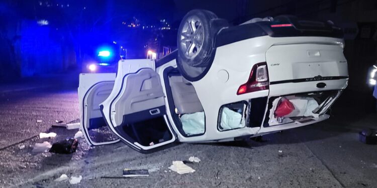 Conductora vive de milagro tras volcar y dar varias vueltas en El Pedregal | Móvil Emergencia TGU