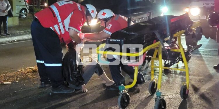 Borracha se cruza bulevar y por poco compromete a motociclista que la “levantó” | Móvil Emergencia TGU