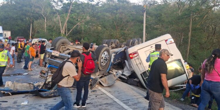 ¡Urge apoyo! Piden despejar la carretera que divide Santa Bárbara-Cortés y Copán para trasladar a heridos en tragedia vial