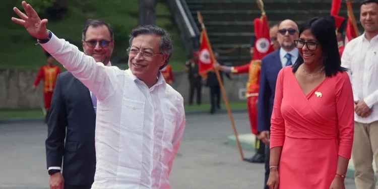 Petro es recibido por Delcy Rodríguez en su primera visita a Venezuela tras la captura de Maduro