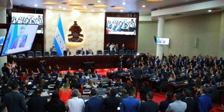 Presentan proyecto para que jóvenes aportantes agreguen como beneficiarios a sus padres en el IHSS Resumen Legislativo