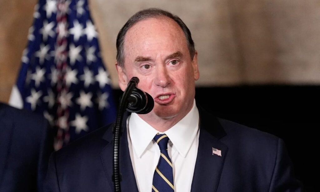 Renuncia el secretario de la Marina John Phelan
