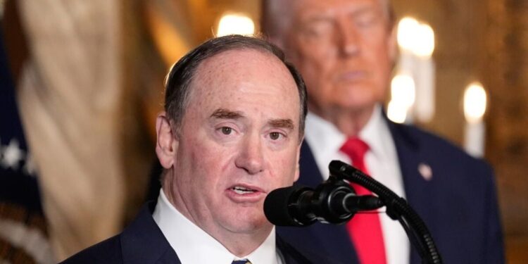 Renuncia el secretario de la Marina John Phelan