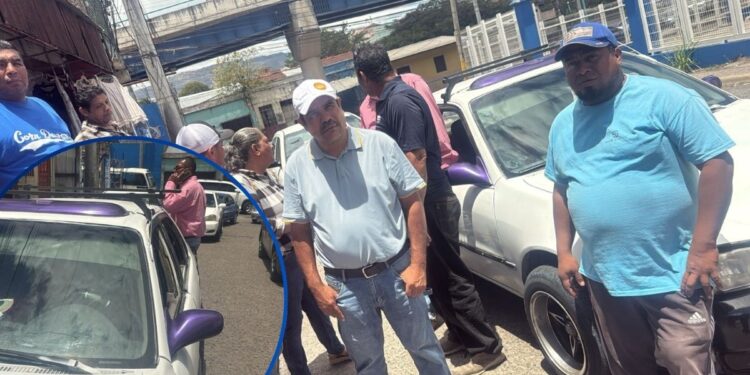 Taxistas organizados protestan en el barrio La Bolsa de TGU exigiendo reajuste tarifario