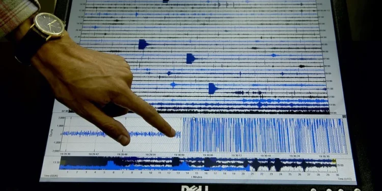 Un terremoto de magnitud 7,4 sacude las costas de Indonesia y genera una alerta de tsunami