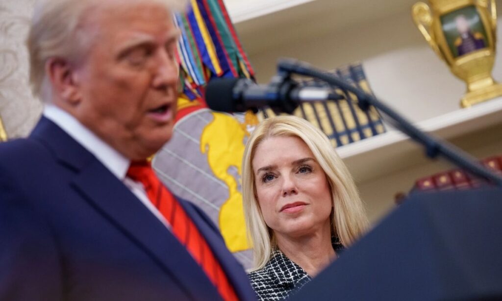 Trump despide a Pam Bondi