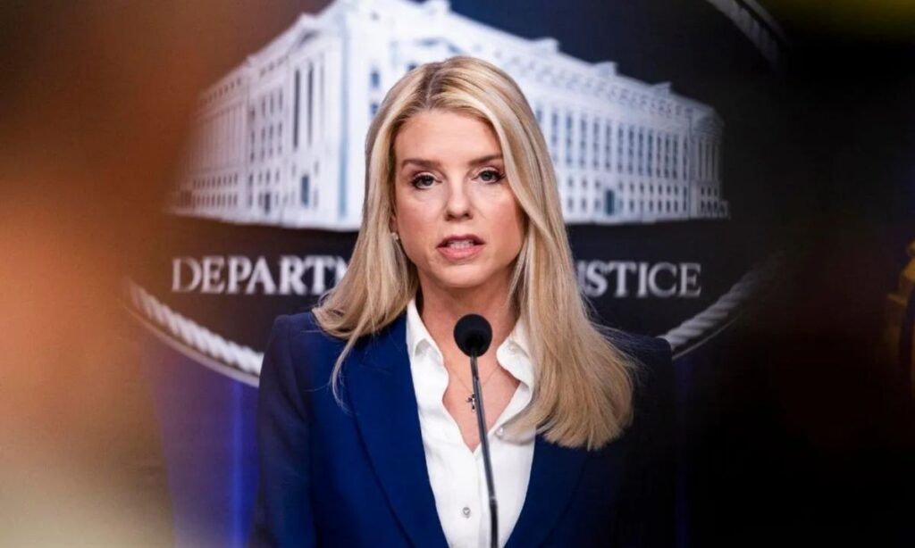 Trump despide a Pam Bondi