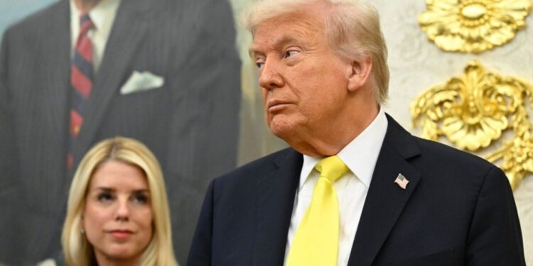 Trump despide a Pam Bondi
