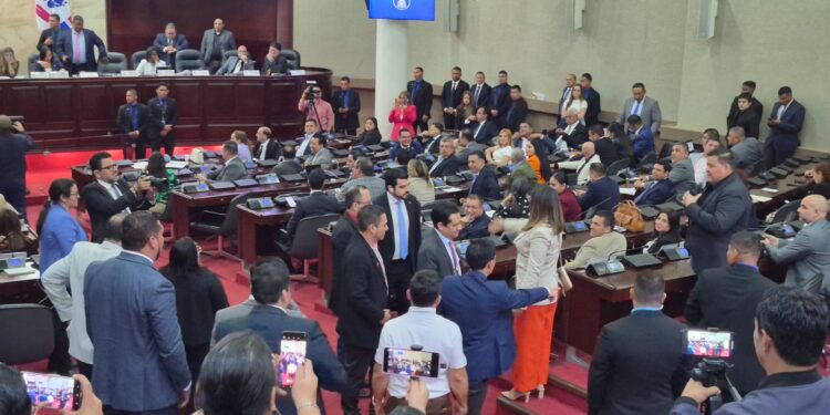 ¡Inicio ardiente! Mario Morazán llama “Indecente” a Tomás Zambrano por no dejarlo declarar en el pódium principal del Congreso Nacional
