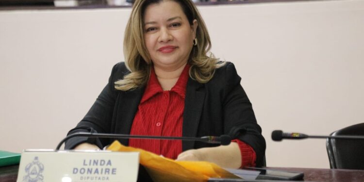 Diputada Linda Donaire impulsa ley para reconocer mayoría de edad plena a los 18 años y no a los 21 en Honduras