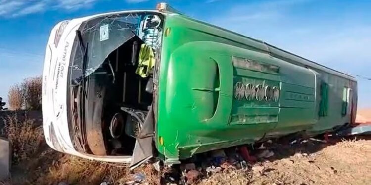 Al menos 9 muertos y 22 heridos en un fuerte accidente de autobús en el sur de Bolivia
