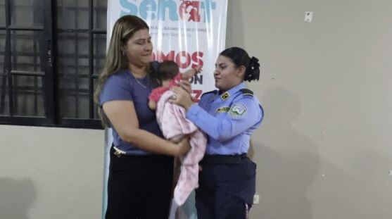 Policía rescata a bebé que estaba en poder de su madre en aparente estado de ebriedad en Nacaome