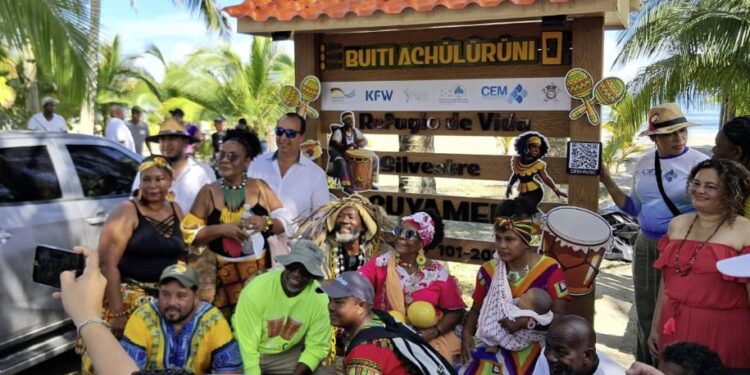 Con desfile y música se celebra el 229 aniversario de la llegada del pueblo garífuna a Honduras en Masca, Omoa