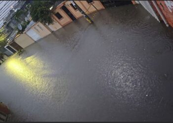 Unos minutitos de lluvia causaron desastres en la capital