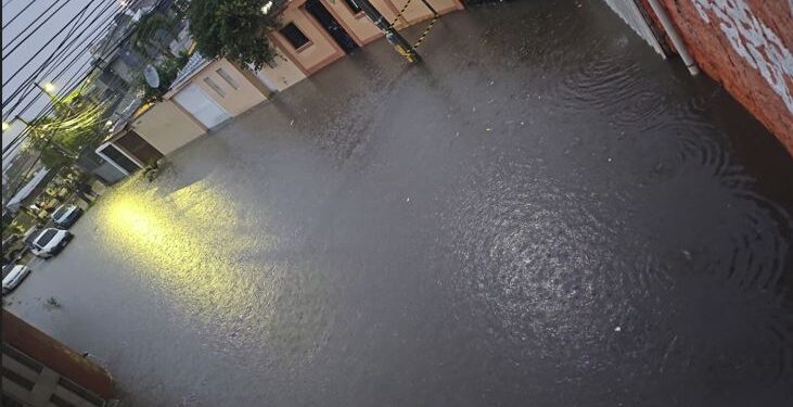 Unos minutitos de lluvia causaron desastres en la capital
