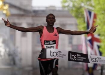 Sabastian Sawe se convirtió en el primer atleta en correr un maratón en menos de dos horas tras ganar en Londres