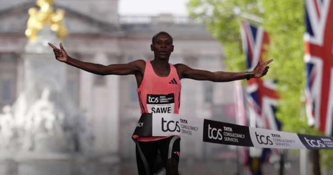 Sabastian Sawe se convirtió en el primer atleta en correr un maratón en menos de dos horas tras ganar en Londres