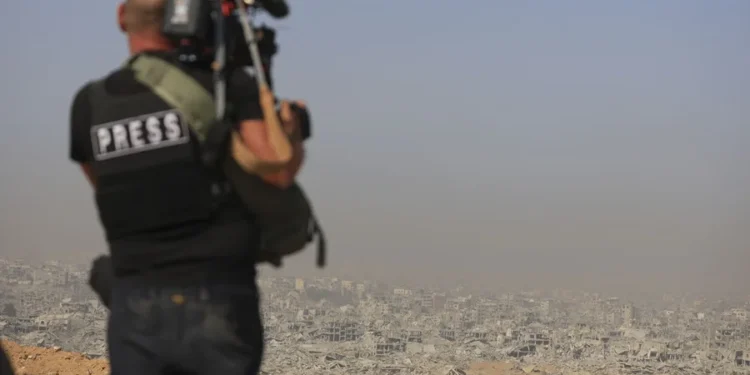 Israel mata a un periodista de Al Jazeera al bombardear su coche en la ciudad de Gaza