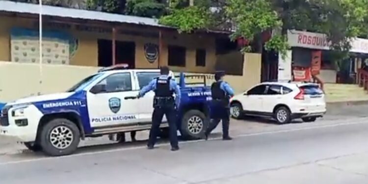 Rescatan a bebita abandonada en el campo de fútbol de Sabanagrande, FM