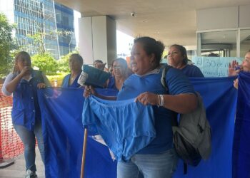 ¡Calzón sudado en mano! Bases del Partido Nacional protestan exigiendo empleo: “Nos están pajeando”