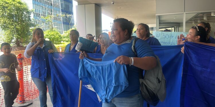 ¡Calzón sudado en mano! Bases del Partido Nacional protestan exigiendo empleo: “Nos están pajeando”