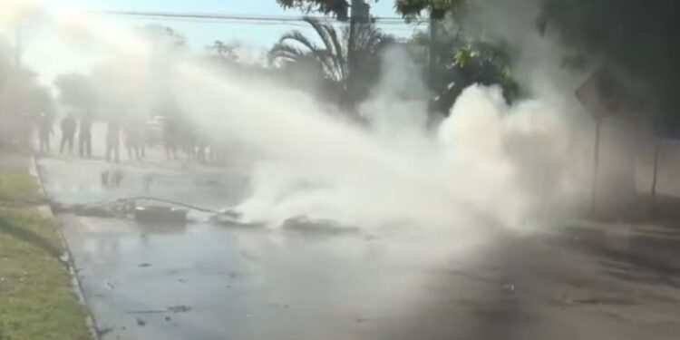 ¡Con la tanqueta! Desalojan a vecinos de la Miguel Pavón que mantenían bloqueada la 33 calle de San Pedro Sula