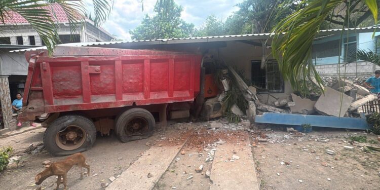 ¡Desgracia! Volquetero perece tras estrellarse con una casa en El Corpus