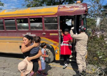 ¡Excursión por poco termina en desgracia! Bus con decenas de pasajeros se estrella contra árbol en Choloma