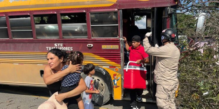 ¡Excursión por poco termina en desgracia! Bus con decenas de pasajeros se estrella contra árbol en Choloma