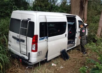 ¡Por poco es tragedia! 12 lesionados al estrellarse “rapidito” con árbol en Quimistán