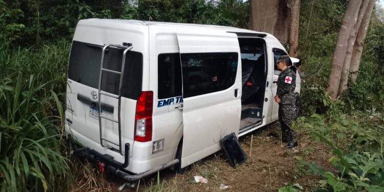 ¡Por poco es tragedia! 12 lesionados al estrellarse “rapidito” con árbol en Quimistán