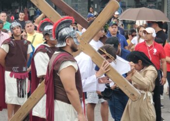 ¡Santo Viacrucis! Con “cuadros vivos”, hondureños conmemoran la Pasión y Muerte de Jesús