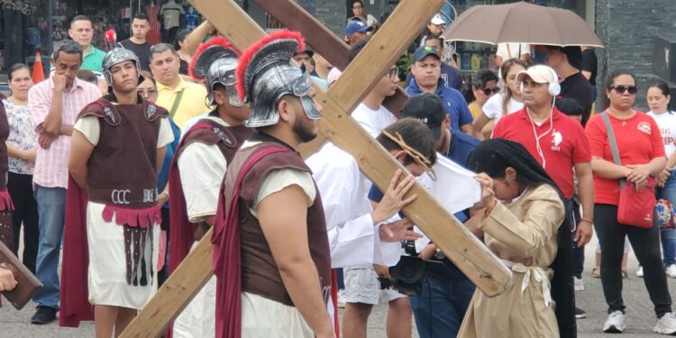 ¡Santo Viacrucis! Con “cuadros vivos”, hondureños conmemoran la Pasión y Muerte de Jesús